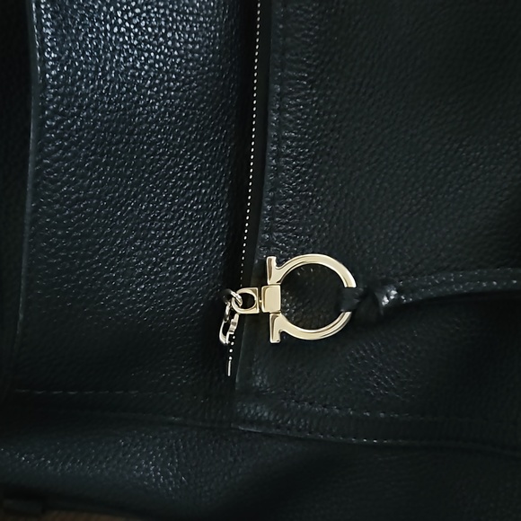 Salvatore Ferragamo Ally Hobo Black Leather Bag - Picture 6 of 8